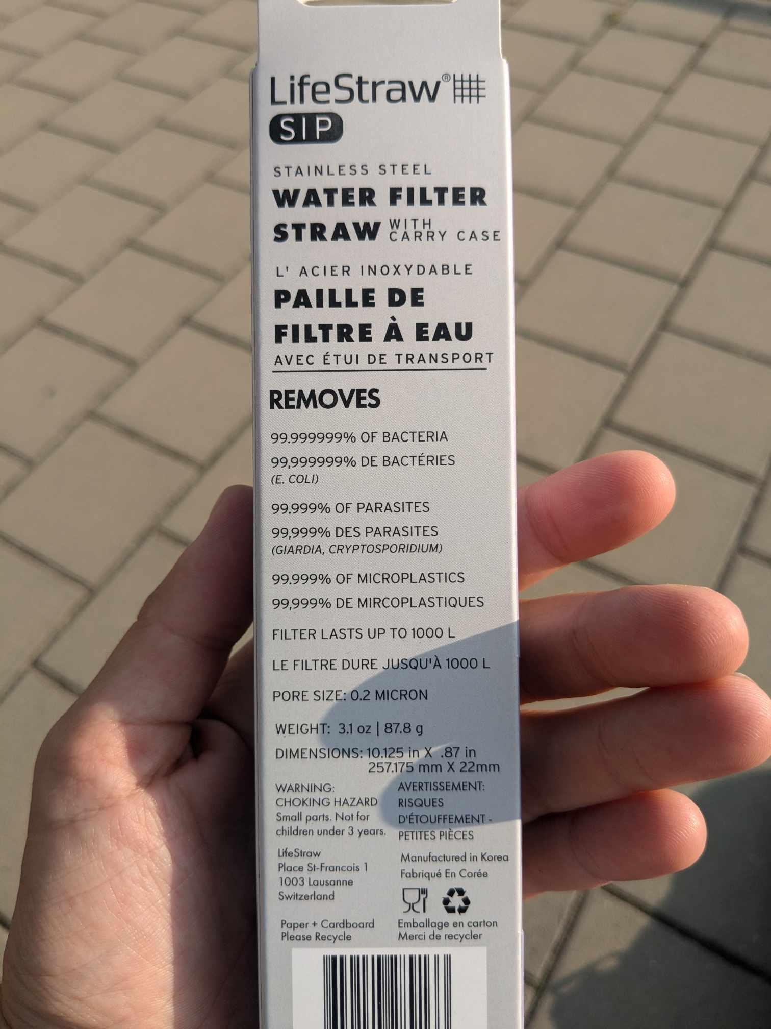 Man sieht die Verpackungsrückseite mit Informationen über die Filterleistung 