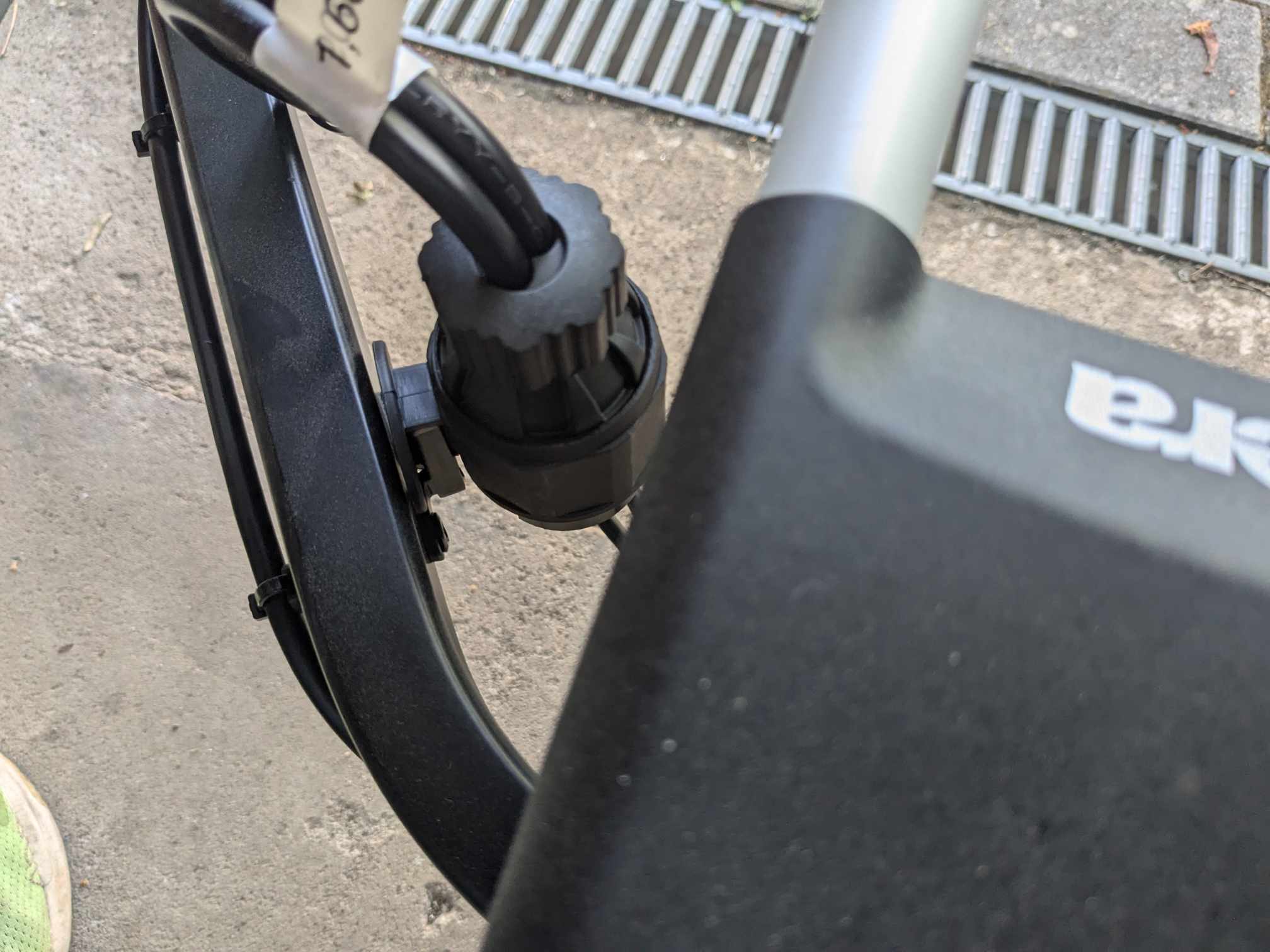 Kabel am Träger befestigt 