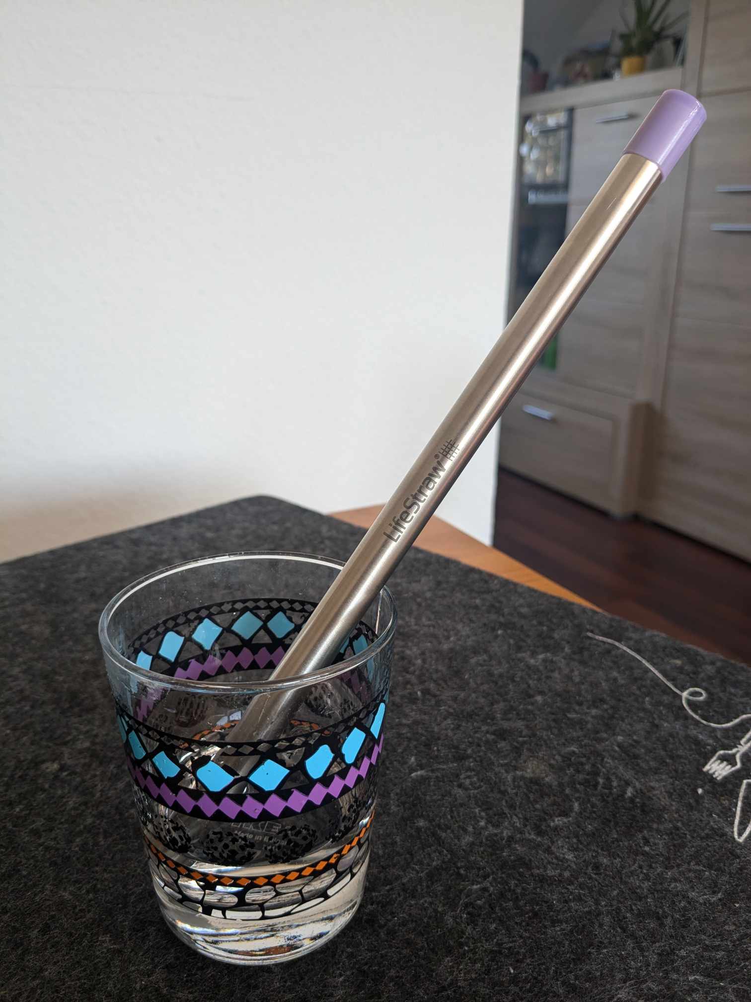 Man sieht den Filter in einem Glas