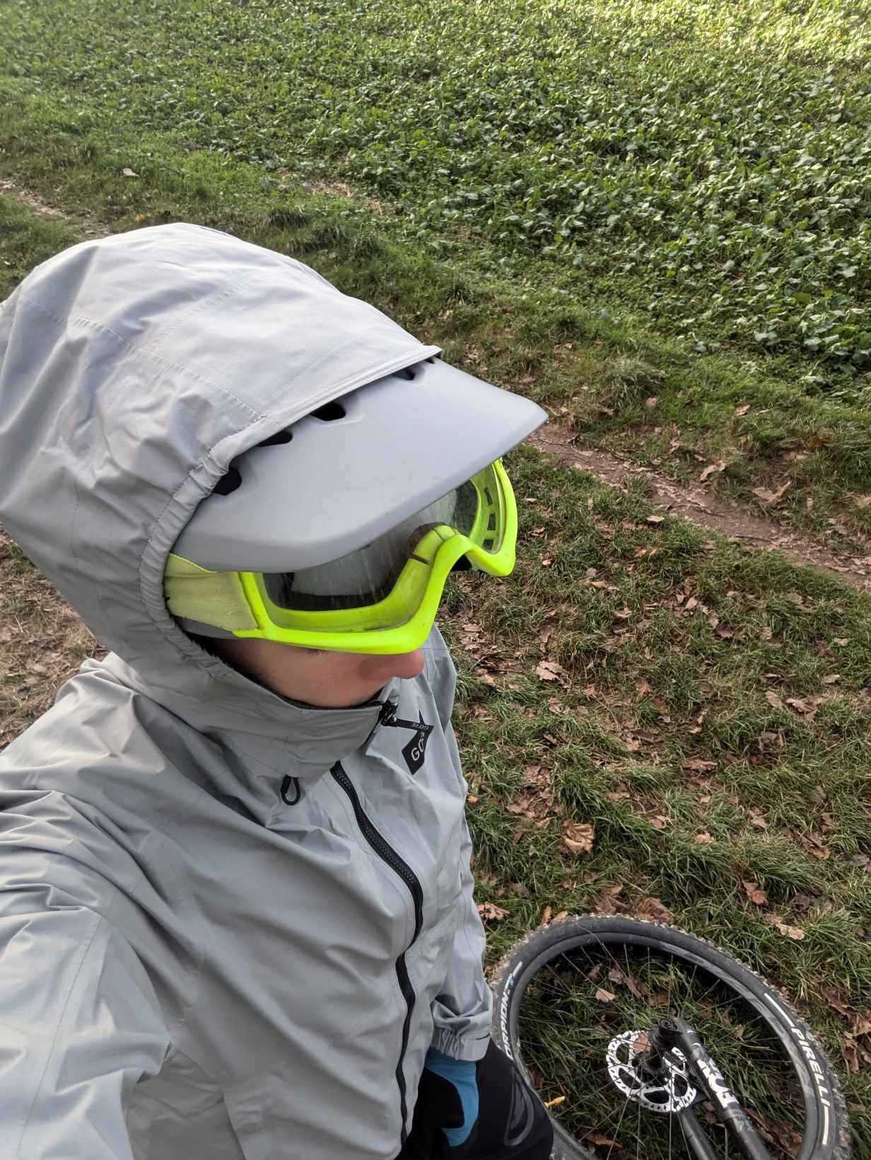 Man sieht dass auch ein Mountainbikehelm unter die Kapuze passt 