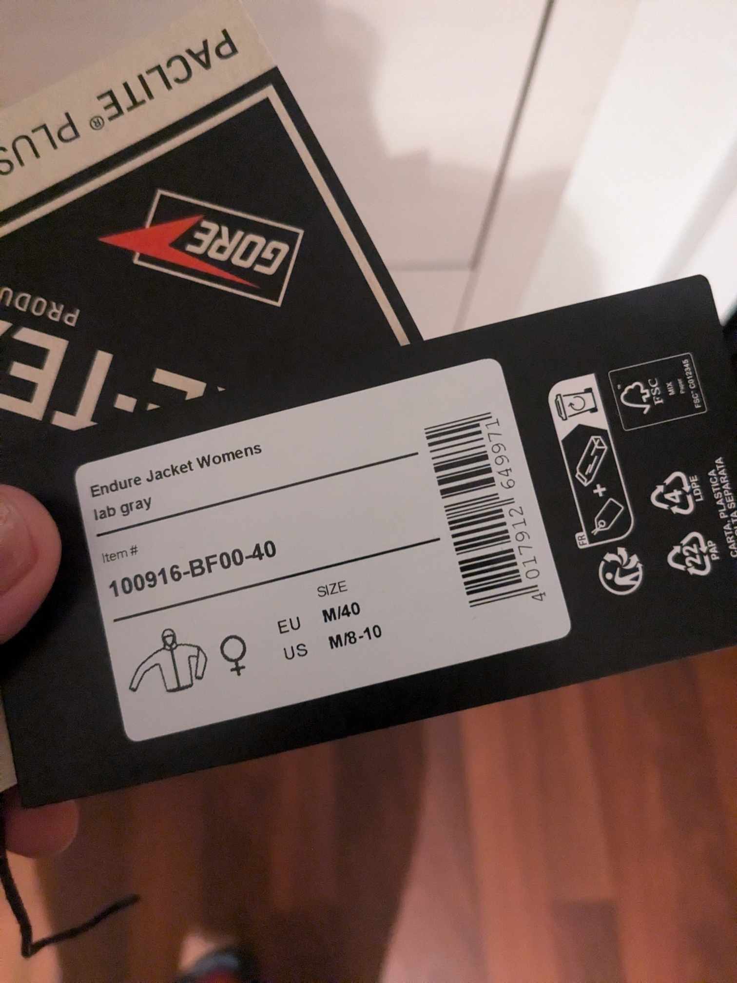Man sieht das Etikett der Jacke