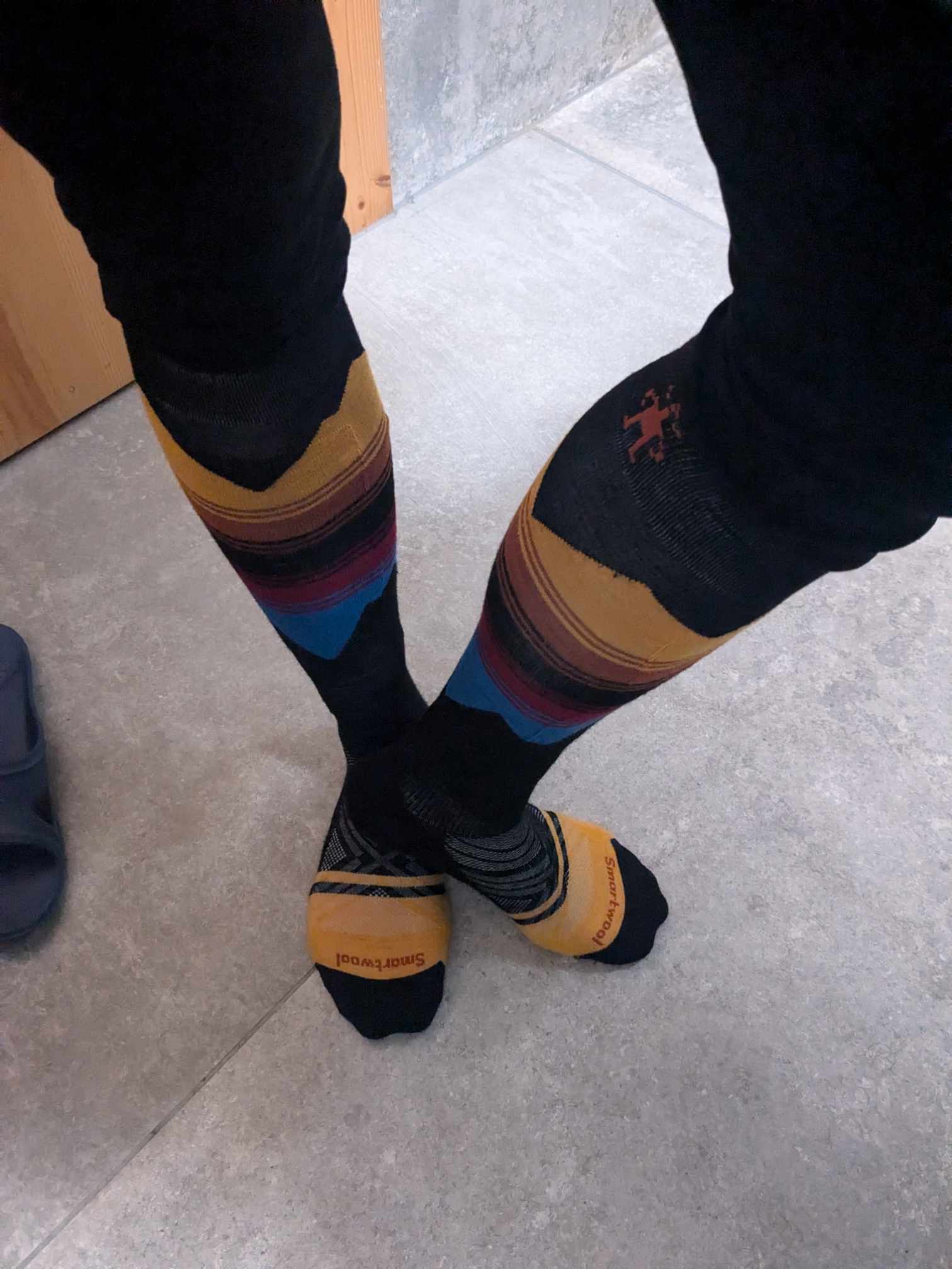 Man sieht die Socken am Körper 