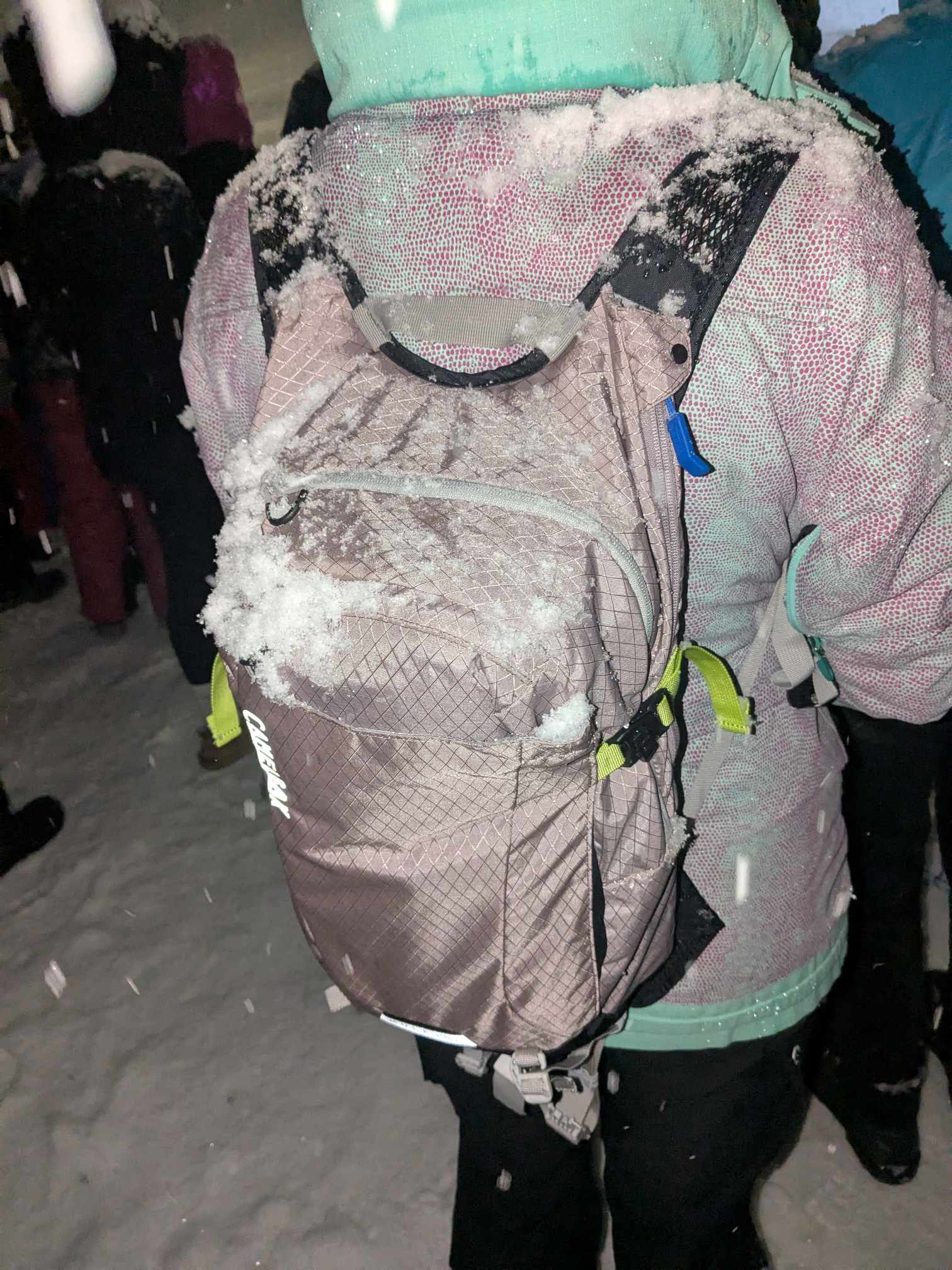 Man sieht Schnee auf dem Rucksack 
