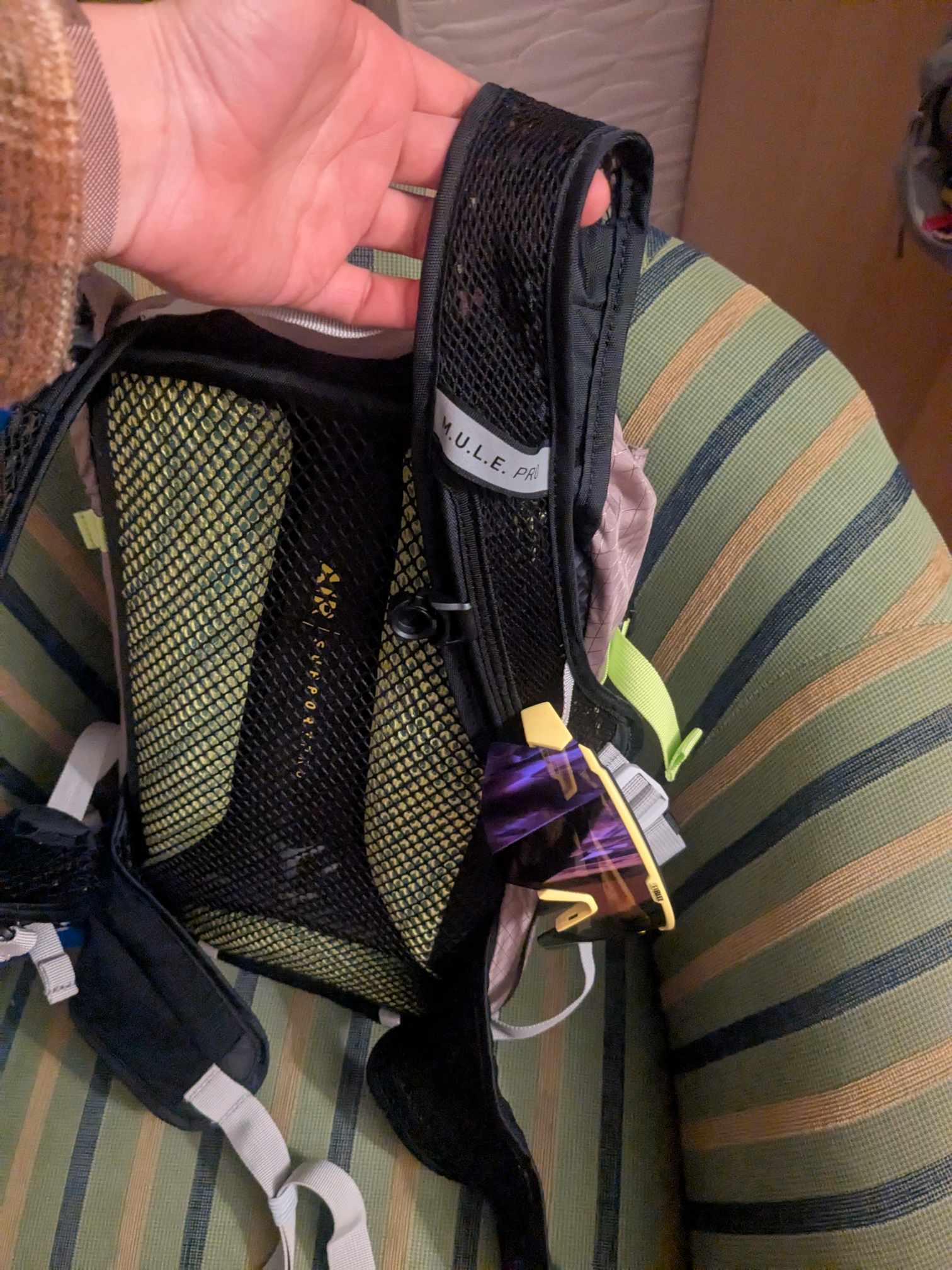 Man sieht die Sonnenbrille in eine lockere Schlaufe gesteckt 
