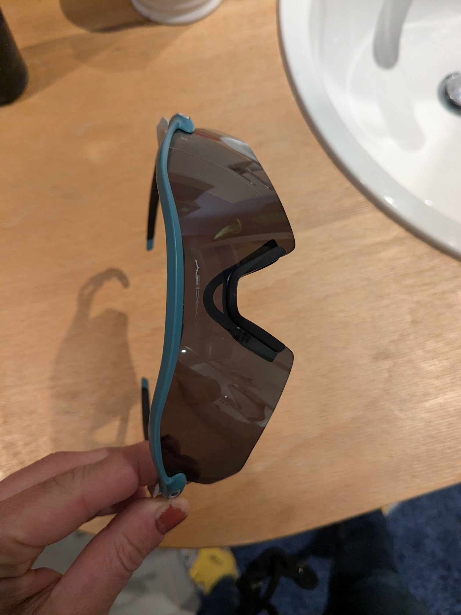 Man sieht das die Gläser sehr schmal sind (3cm)