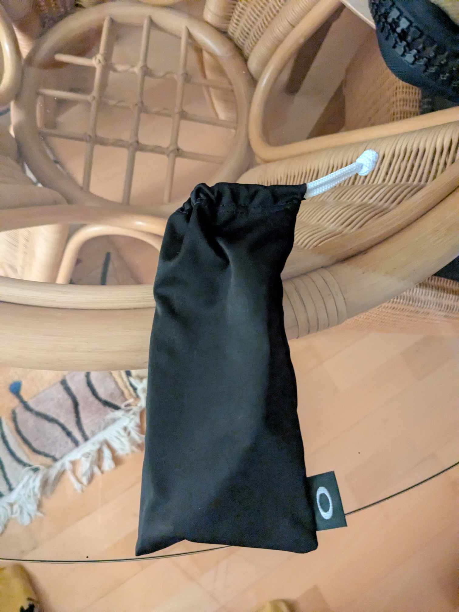 Man sieht die Tasche der Brille 