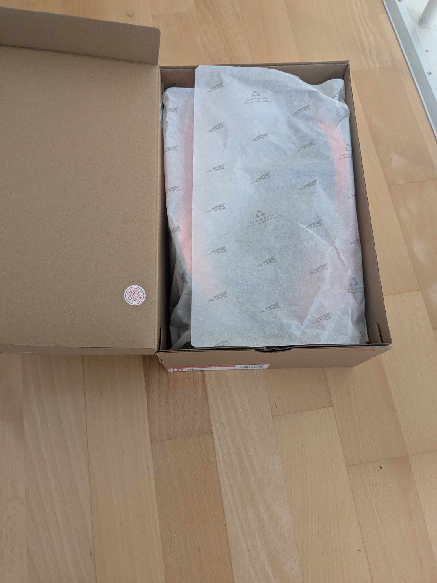 Man sieht den Karton beim ausgepackt werde 