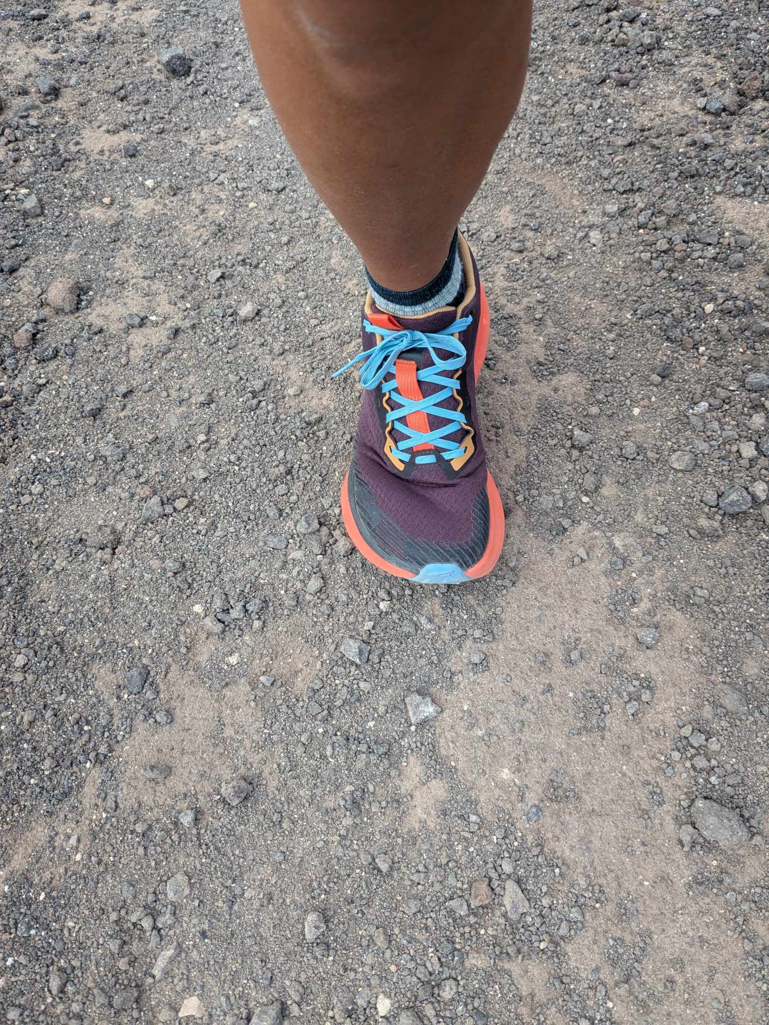 Man sieht, wie der Schuh am Mittelfuß einknickt