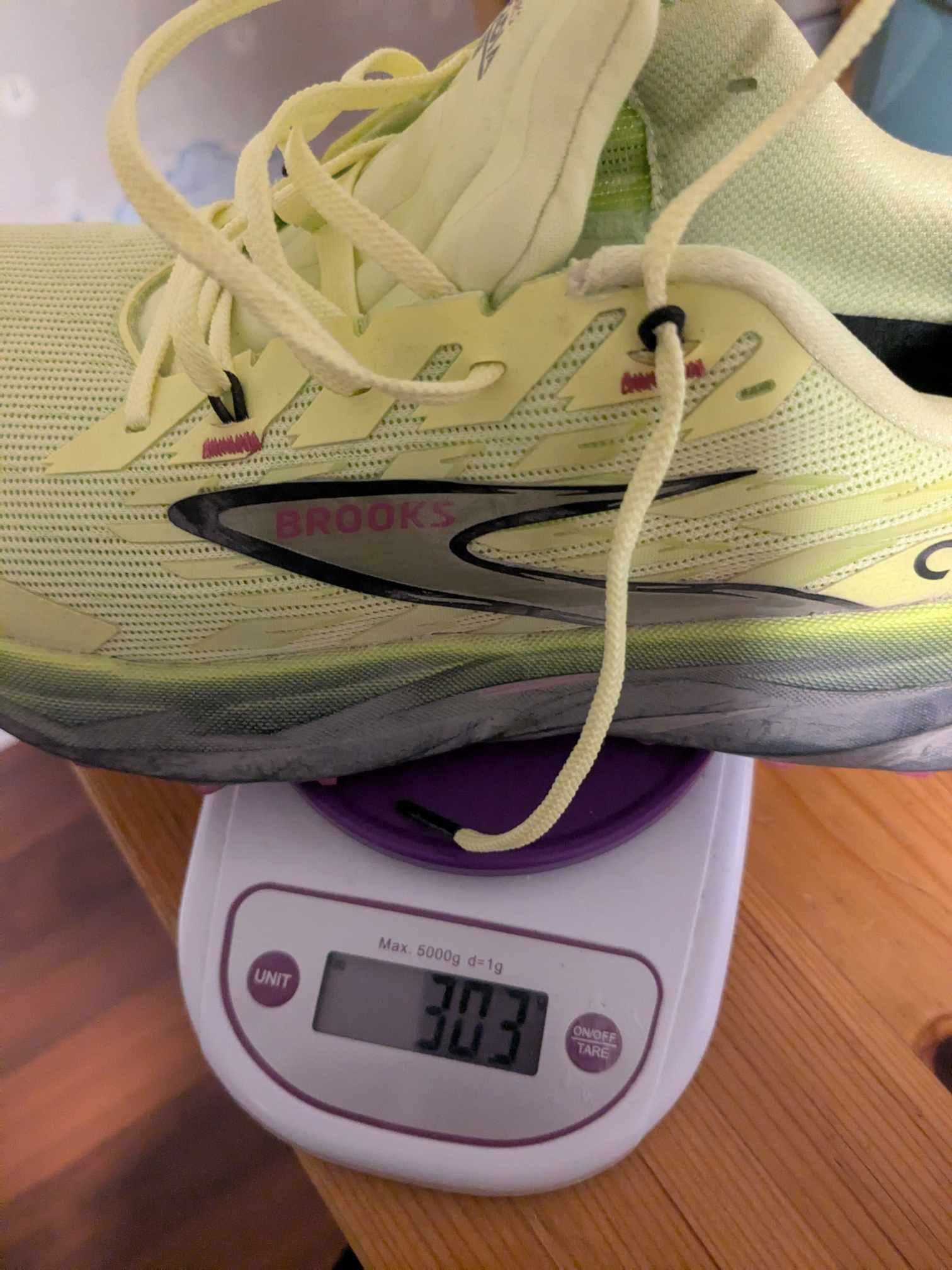 Man sieht den Schuh auf der Waage 