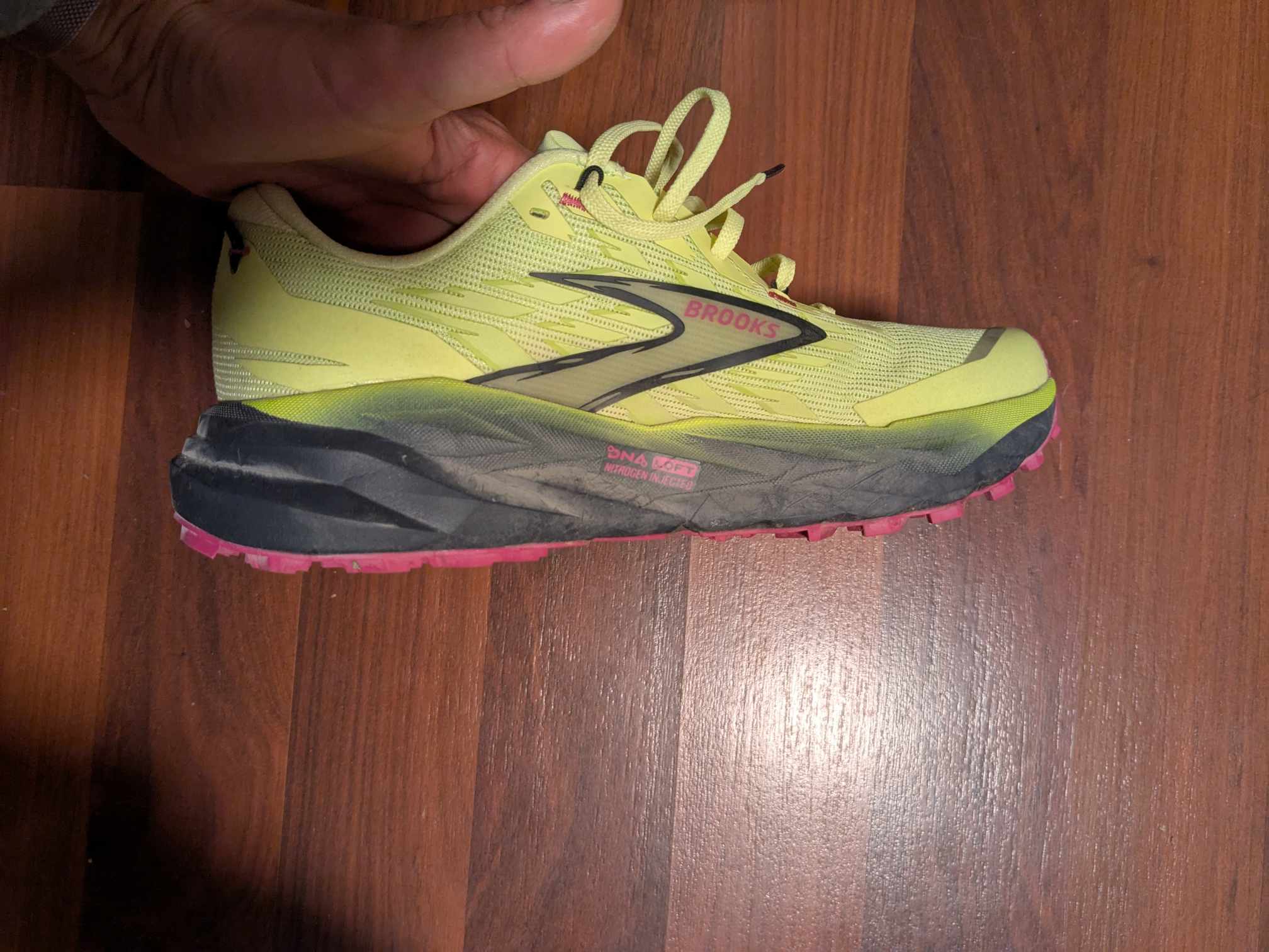 Man sieht den Schuh von der Seite 