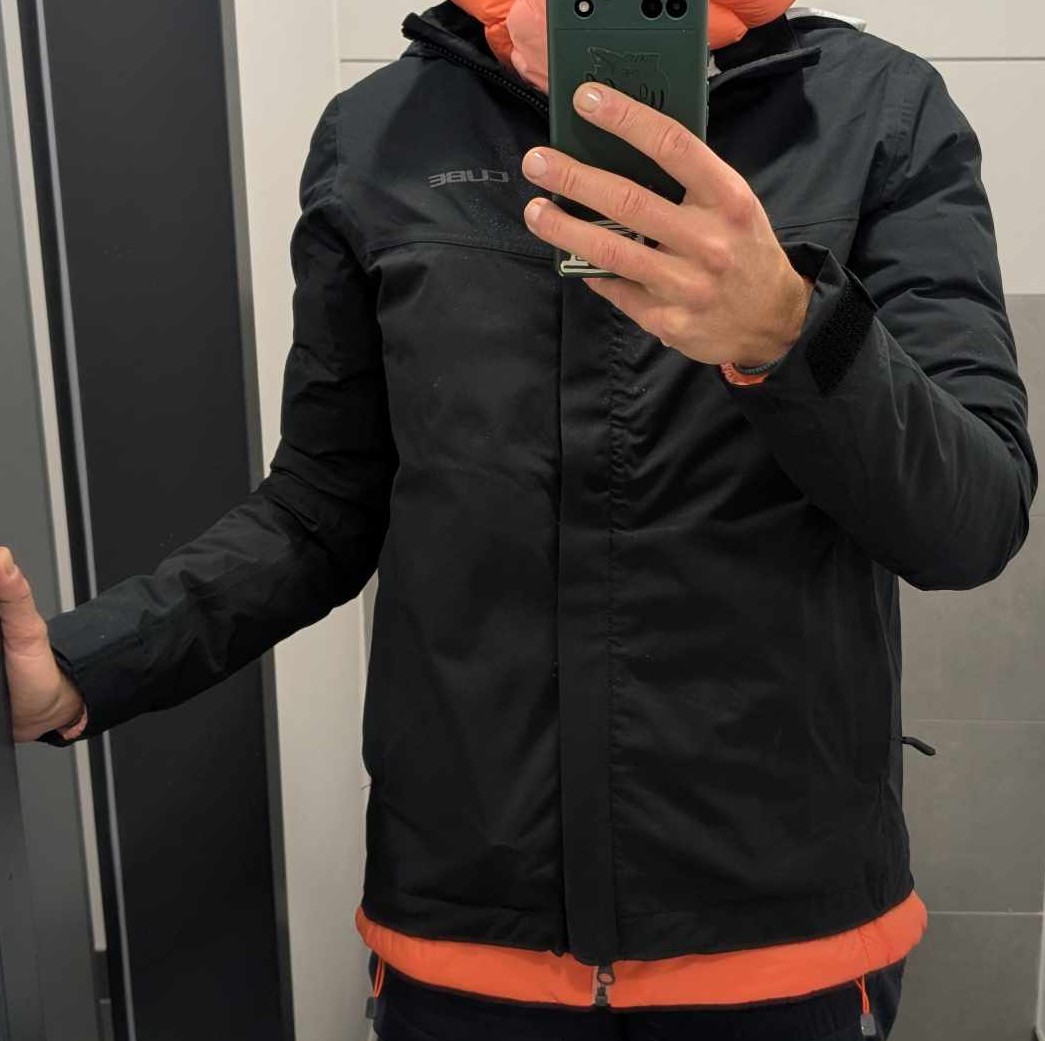 Man sieht, dass die Jacke eng ist