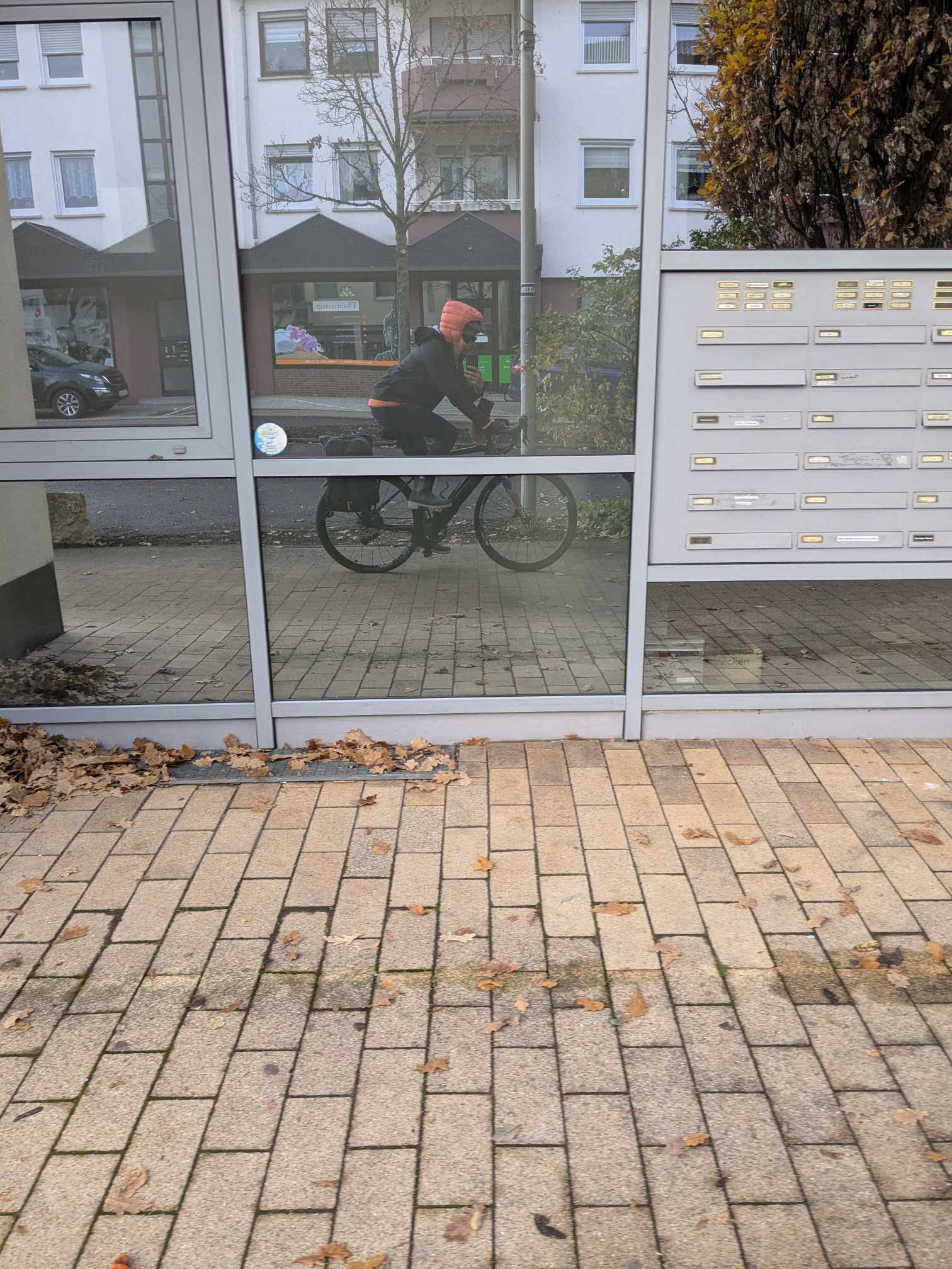 Man sieht, dass sie kurz am Gesäß ist auf dem Gravelbike