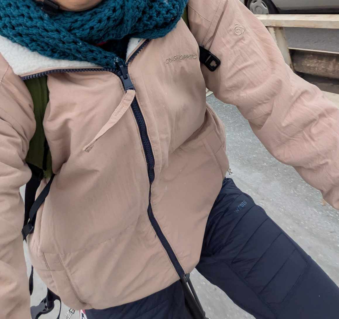 Man sieht die Jacke aufm Rad 