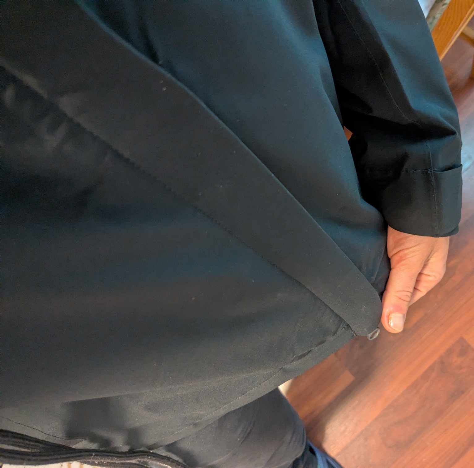 Man sieht die Abdeckung der Reißverschlüsse 