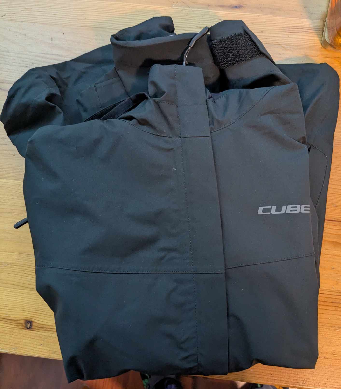 Man sieht die gefaltete Jacke