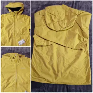 Die Jacke wurde nur locker gefaltet verpackt.