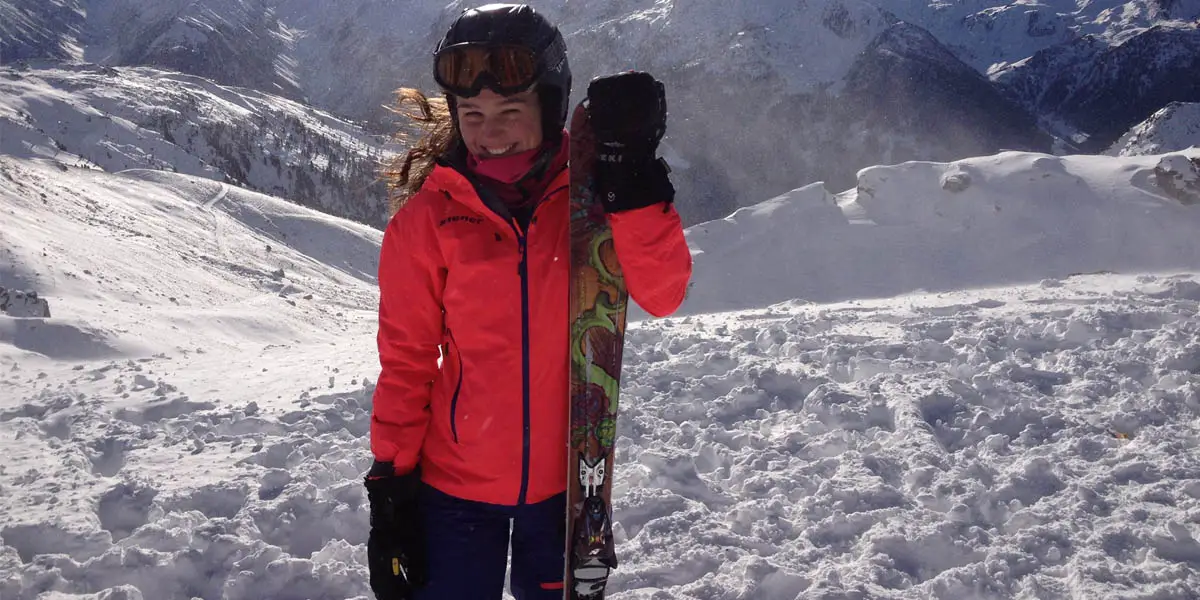Produkt-Testerin julieell beim Skifahren