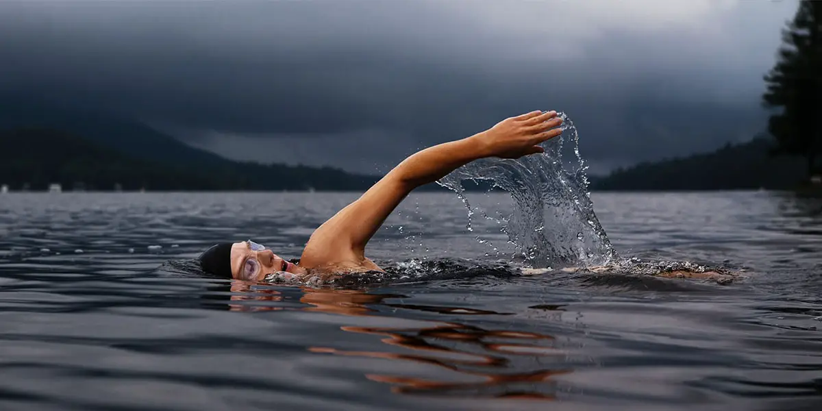 RAT_Schwimmbrillen_Klare Sicht dank klarer Sichtscheibe am Abend