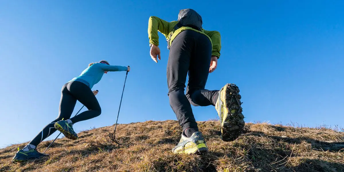 Ratgeber Darum Spikes für deine Herbstwanderung_Bester Griü am steilen Hang