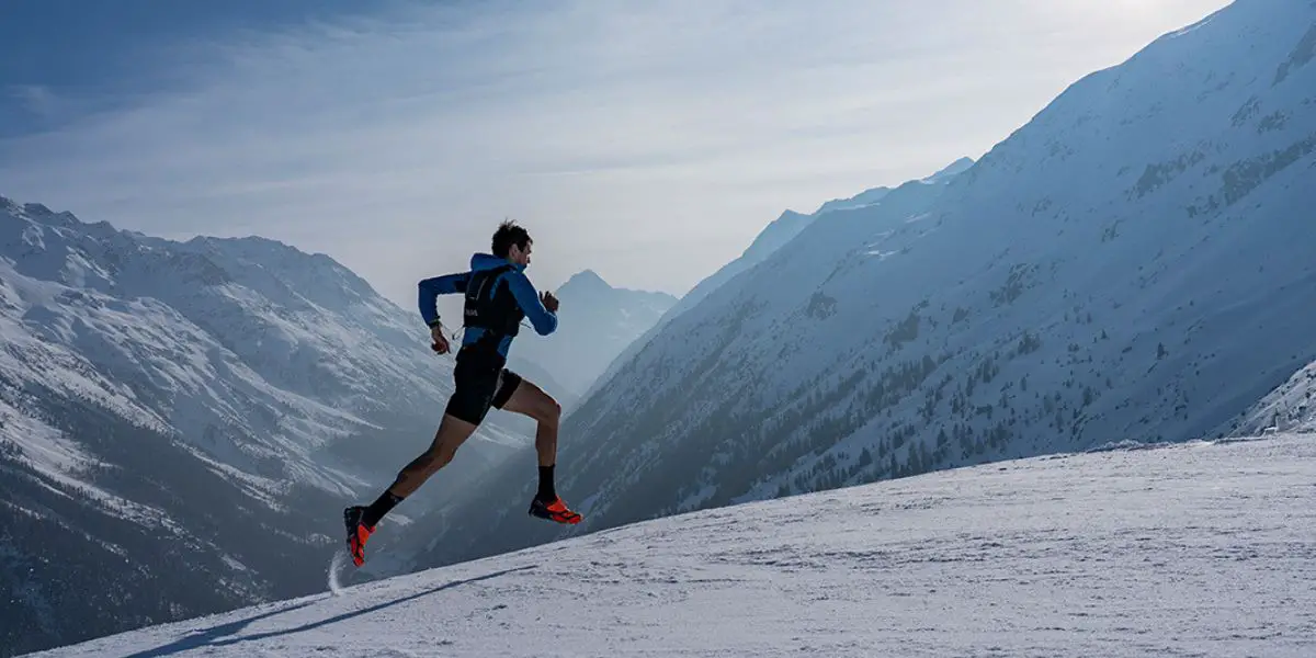 Ratgeber Darum Spikes für deine Herbstwanderung_Trailrun auf Schnee