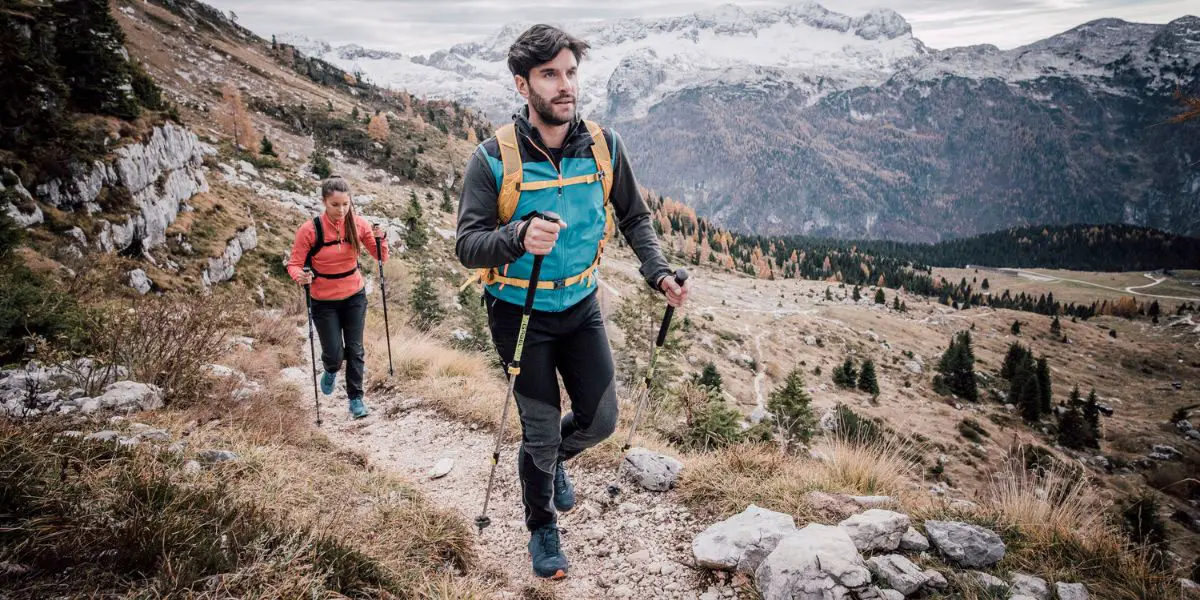 Ratgeber Speed Hiking Schuhe_Mit Stockeinsatz auf steinigen Pfaden.jpg