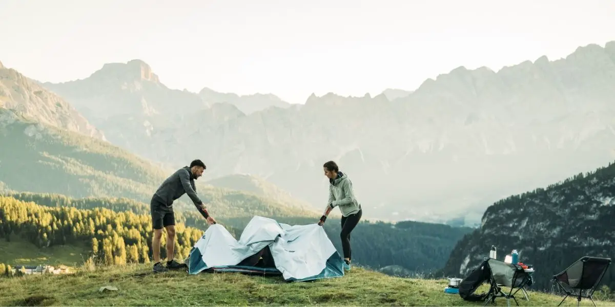 Hohe Anforderungen an die Außenmaterialen sind unabdingbar - denn Wind, Wetter und Sonne sollen deinem Ausflug garantiert keinen Strich durch die Rechnung machen. Fotocredit: DECATHLON