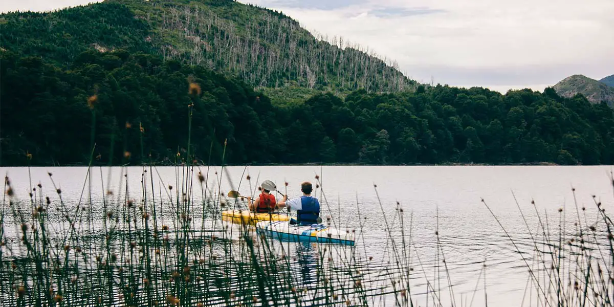 Ratgeber_Schlauchboote_Beschaulicher See mit Kajaks