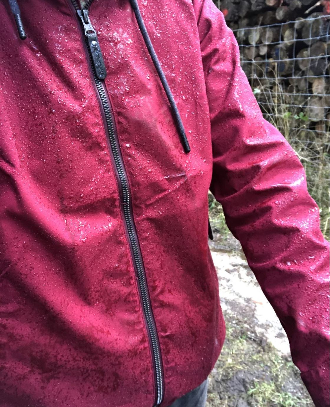 Regen perlt anfangs noch