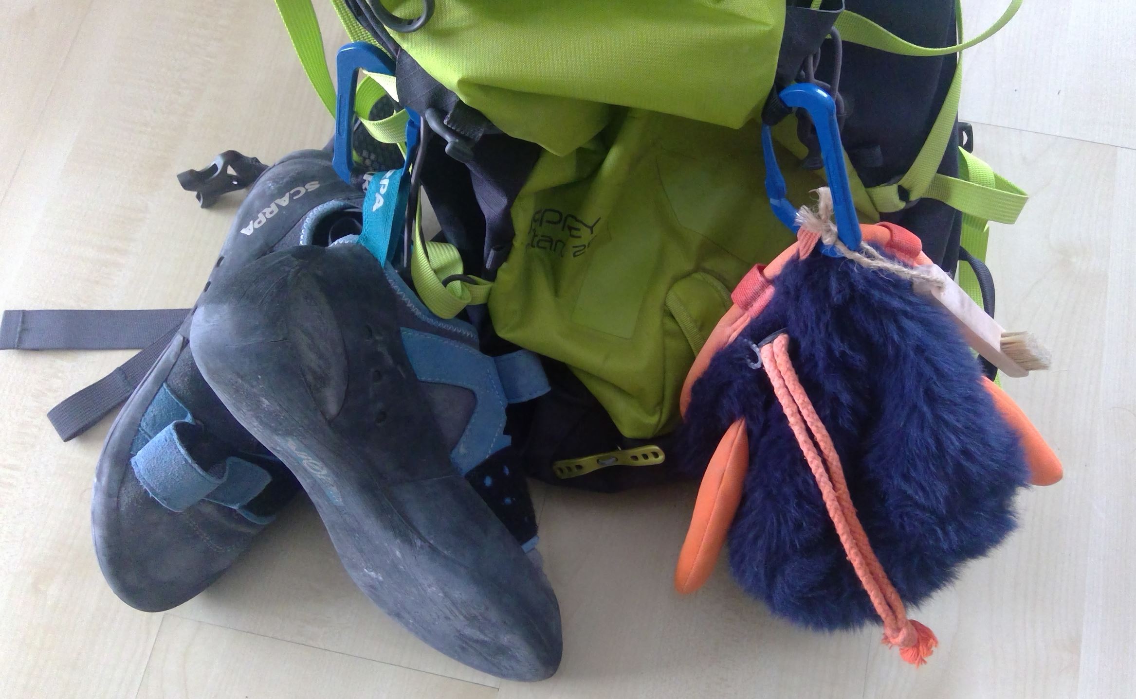 Karabiner am Rucksack