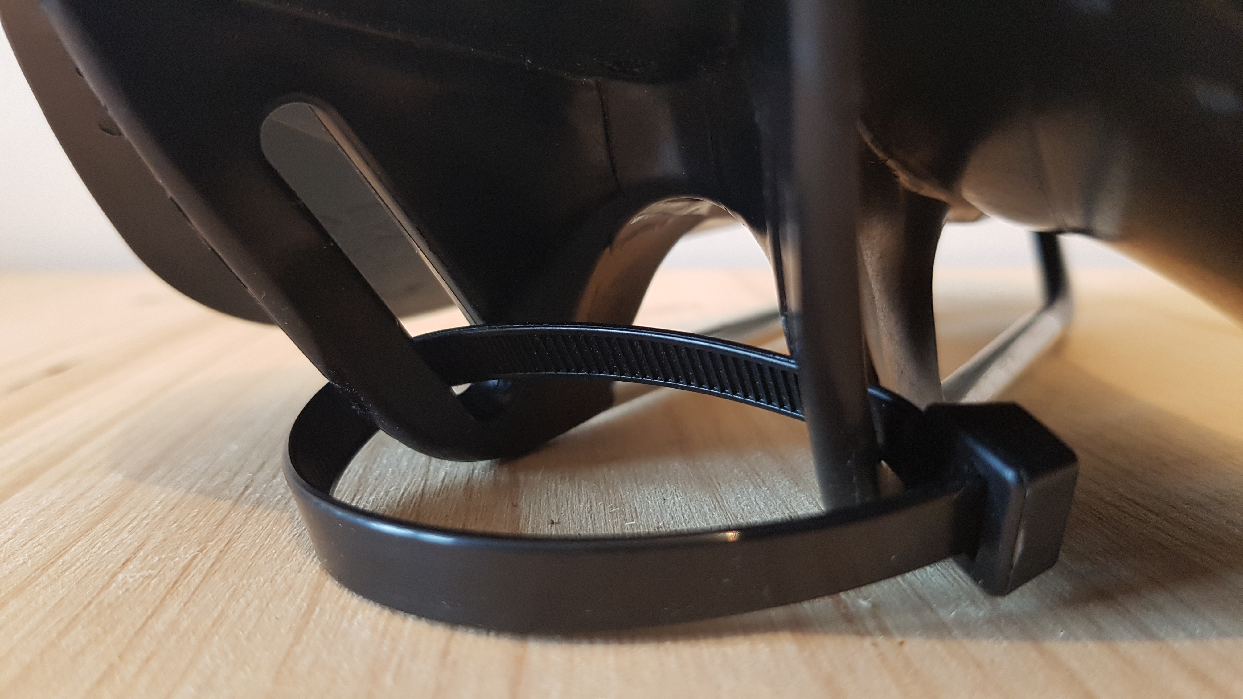 Montageschlitze mit Kabelbinder