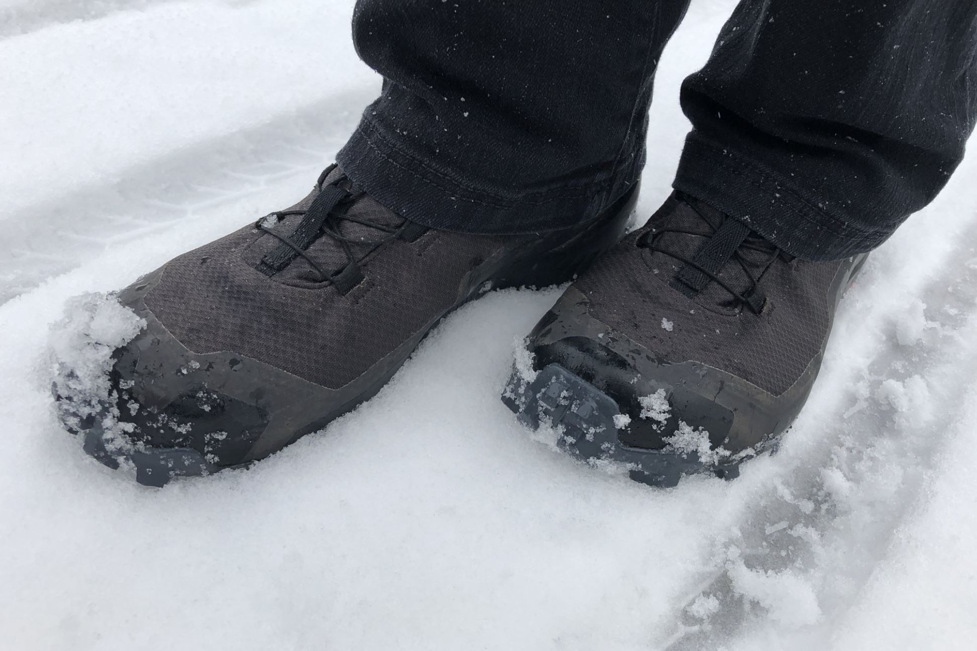 Nahaufnahme Schuhe im Schnee