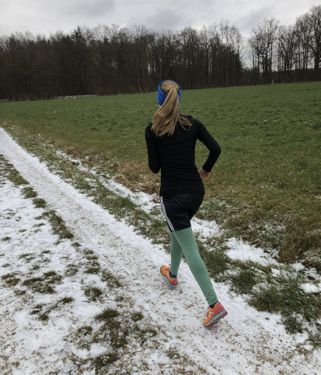 Leggins beim Laufen von hinten mit kurzer Überhose