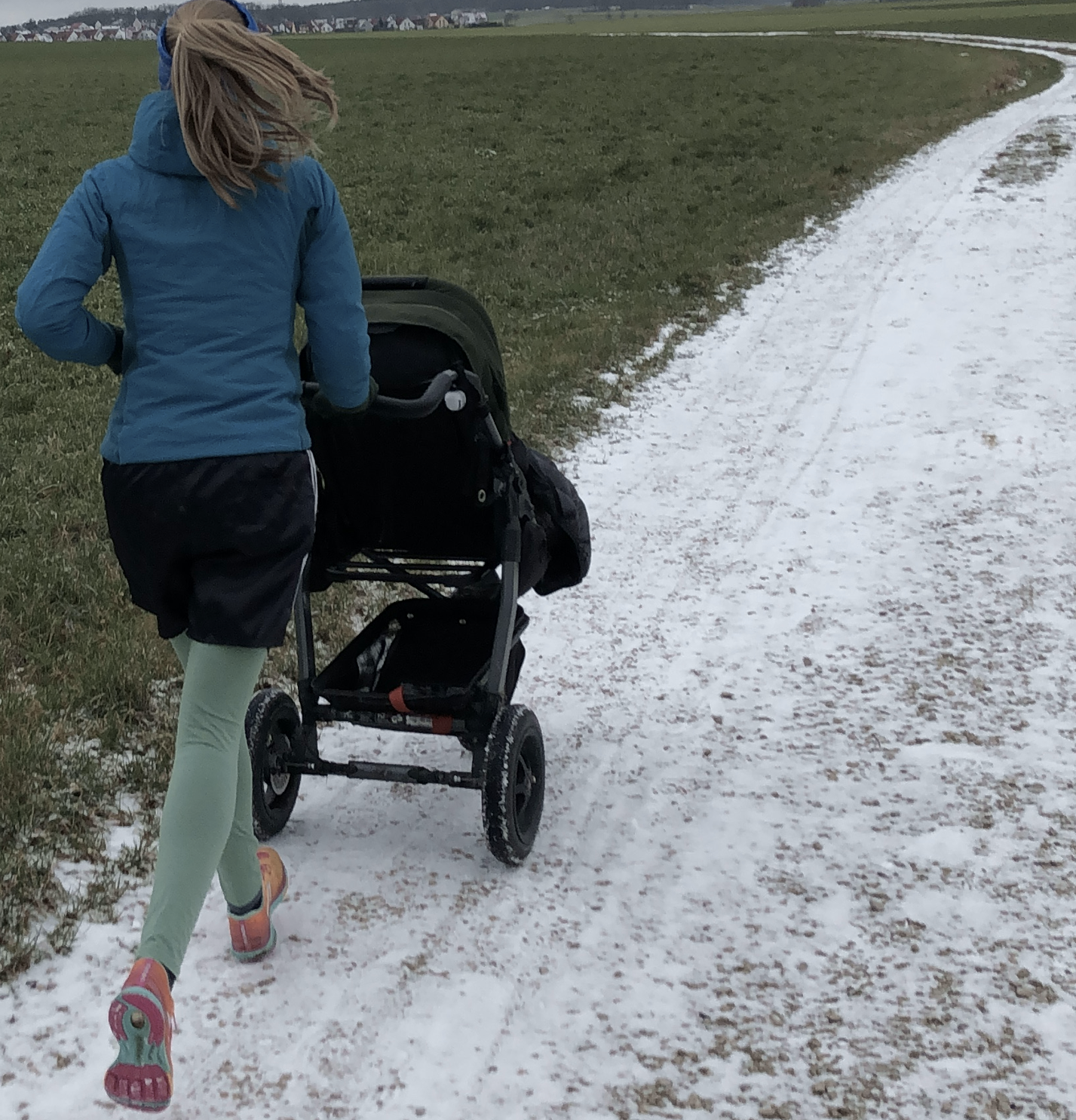 mit ein wenig Schnee auf Schotter geht es gut