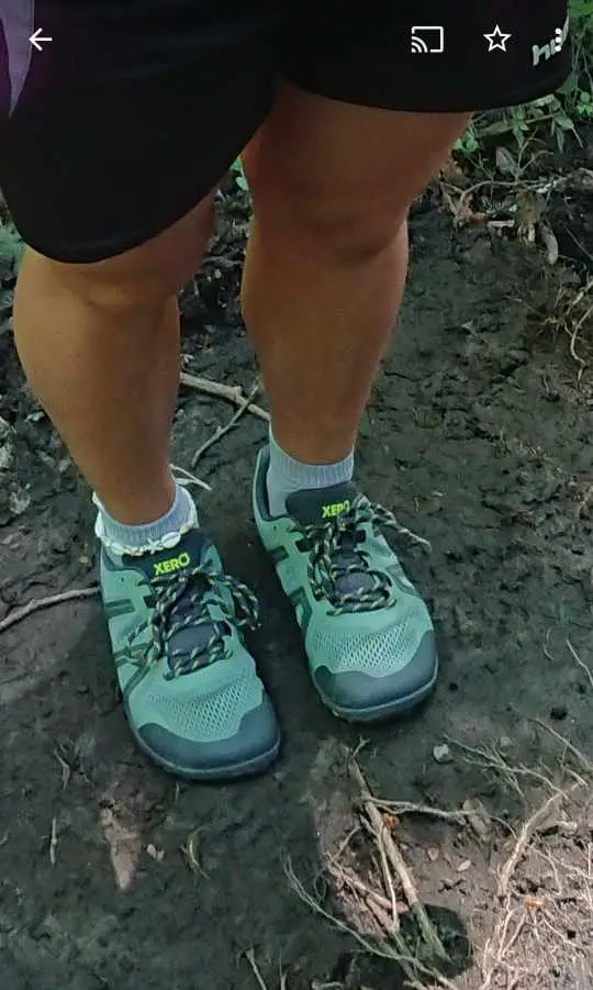 Man sieht vorne am Schuh einen dünnen Geröllschutz 