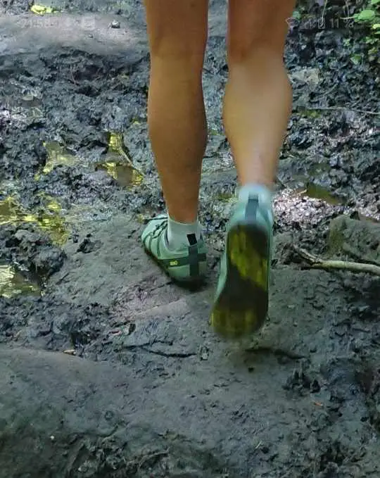 Man sieht den Schuh auf nassen Steinen. Immer noch viel Halt