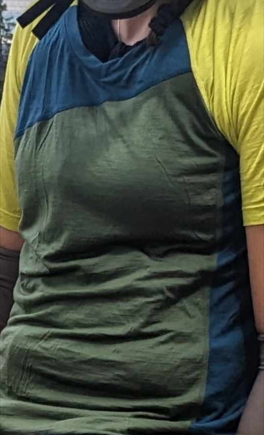 Man sieht dass das Trikot am Hals weit ist
