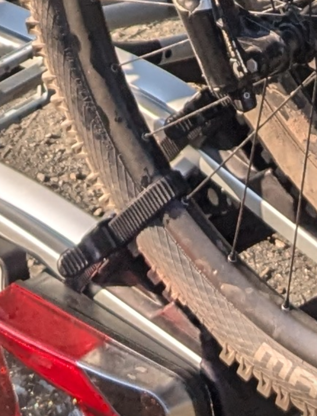Man sieht wie knapp die Montage bei Mountainbikereifen ist