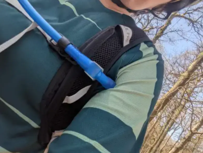 Man sieht, dass der Schlauch gegen den Arm stößt 