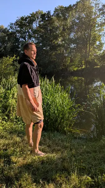 Titelbild: Poncho nach dem Baden vor einem See