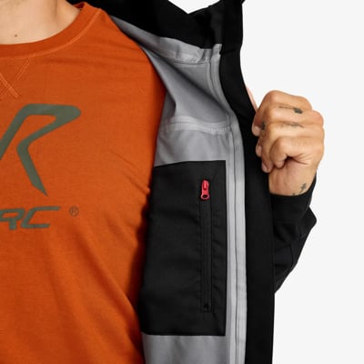 Der kompetente OUTSIDEstories-Test: REVOLUTION RACE Silence Proshell 3L Jacket – unschlagbare Hardshell fü...