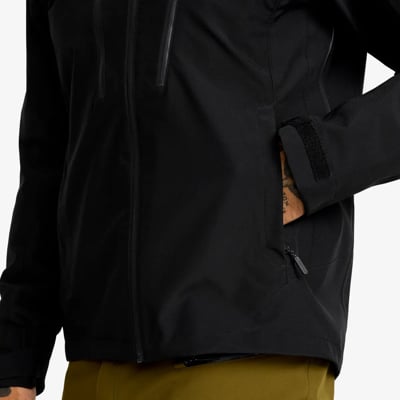 Der kompetente OUTSIDEstories-Test: REVOLUTION RACE Silence Proshell 3L Jacket – unschlagbare Hardshell fü...