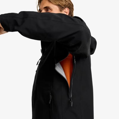 Der kompetente OUTSIDEstories-Test: REVOLUTION RACE Silence Proshell 3L Jacket – unschlagbare Hardshell fü...