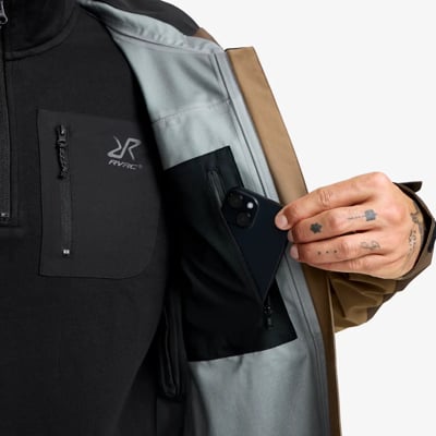 Der kompetente OUTSIDEstories-Test: REVOLUTION RACE Silence Proshell 3L Jacket – unschlagbare Hardshell fü...