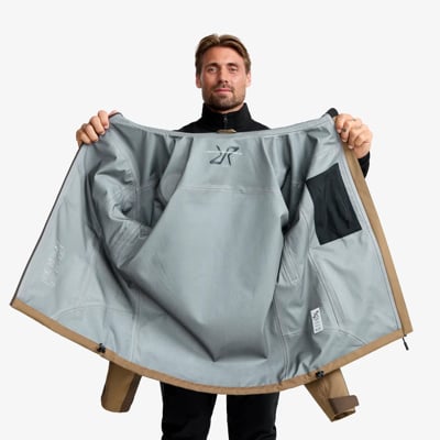 Der kompetente OUTSIDEstories-Test: REVOLUTION RACE Silence Proshell 3L Jacket – unschlagbare Hardshell fü...