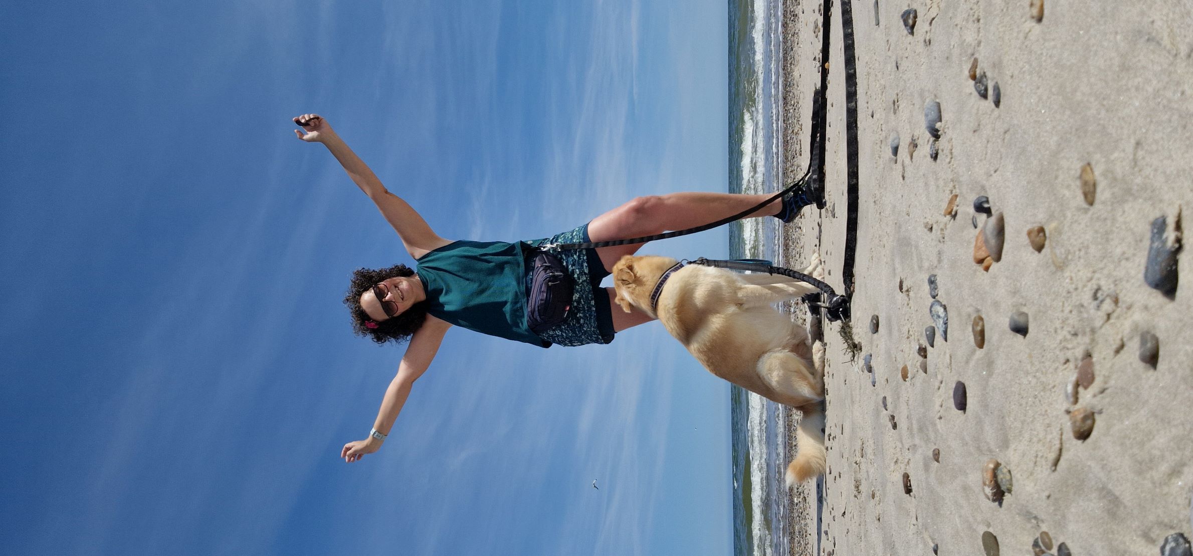 Sommerspaß am Strand, egal ob Laufen, Powerwalking oder einfach nur ein langer Spaziergang. Das Top macht alles mit.