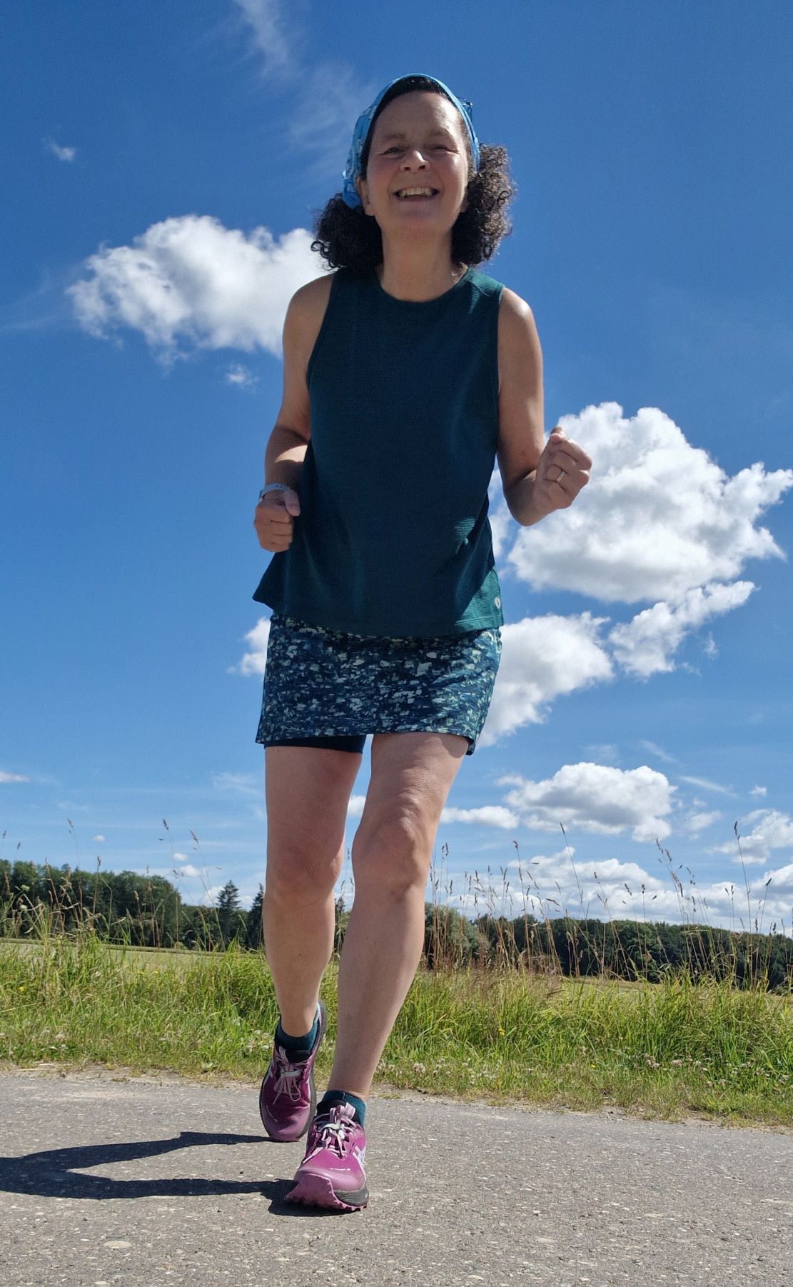 Bei bestem Sommerwetter gute Belüftung beim Lauf in der heißen Sommersonne am Feld