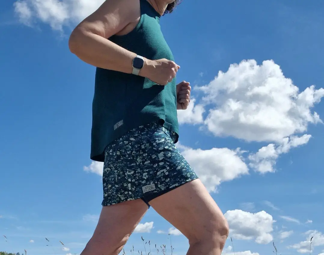 Ich finde, das Top sitzt sehr gut, natürlich würde es bei etwas kleineren Frauen länger sein. Aber mir gefällt es auch bei meiner Körpergröße sehr gut, wozu der längere Rücken natürlich beiträgt