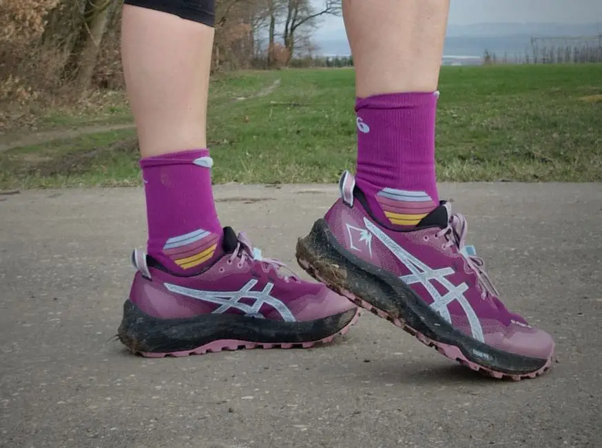 Die Socken sind dünn und tragen beim Laufen nicht unangenehm auf