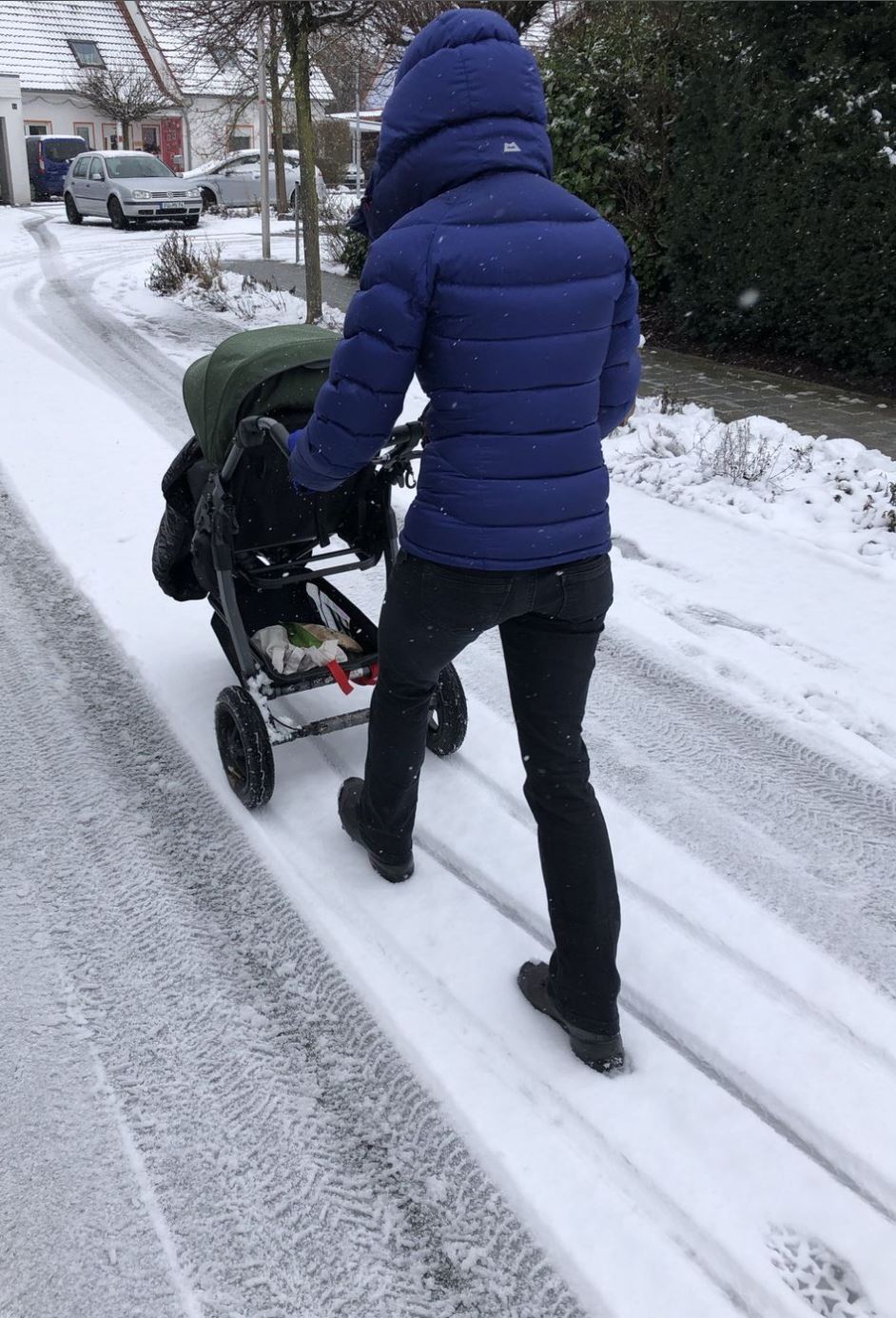 Spaziergang im Schnee mit Buggy