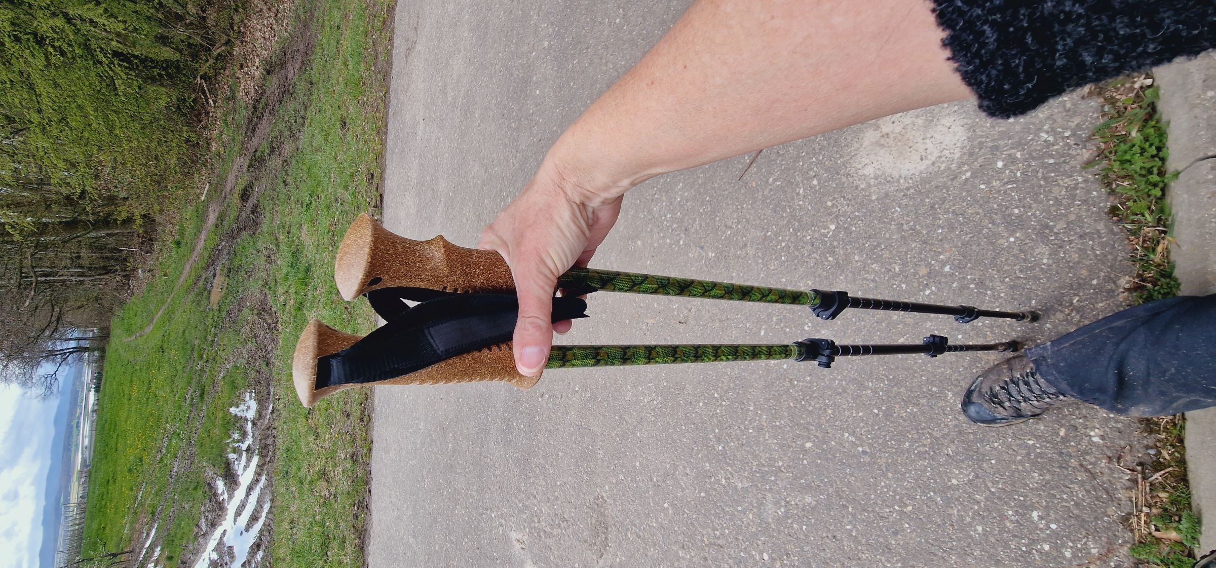 Auf festen Wegen kann man die Stöcke auch mal als Nordic Walking Ersatz verwenden